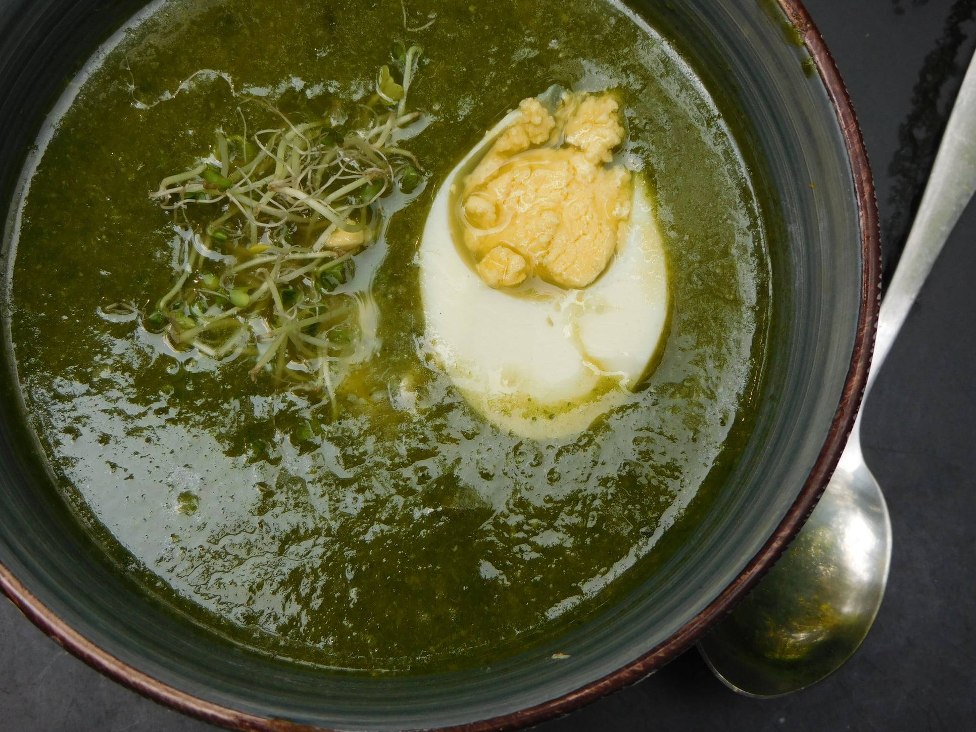 Gezonde groene soep met ei