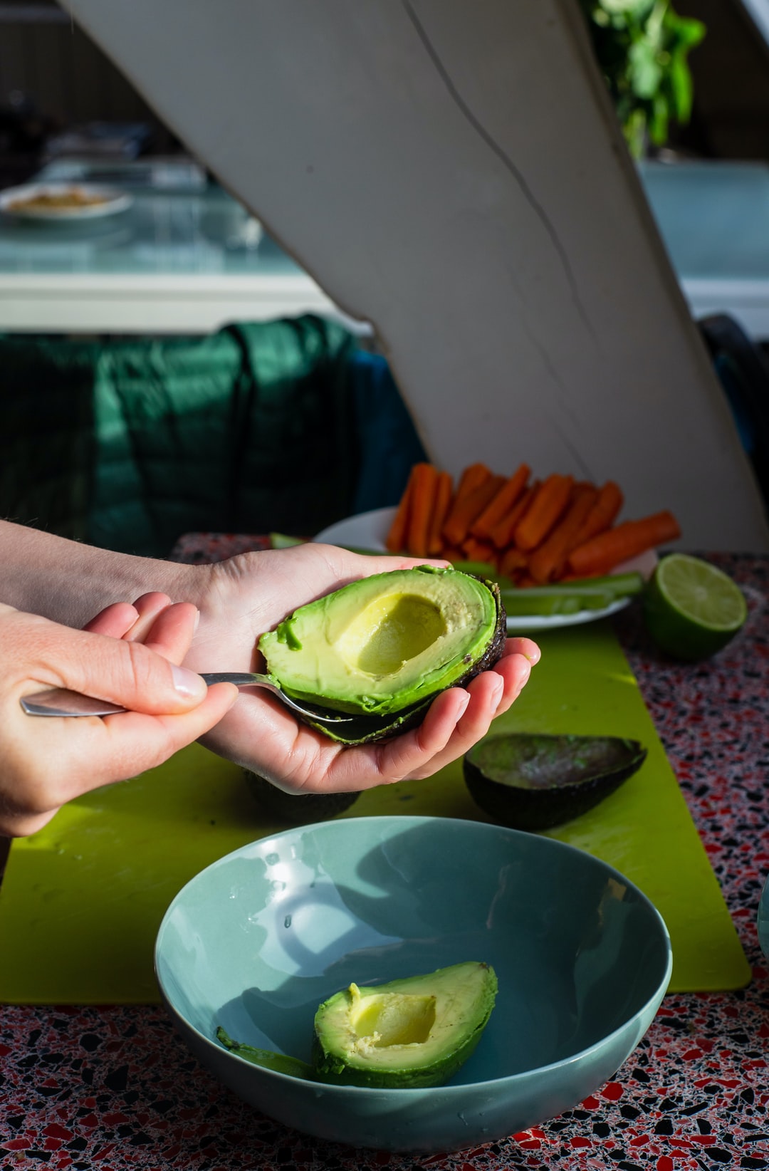 Een avocado is een goede manier om wat vetten binnen te krijgen.