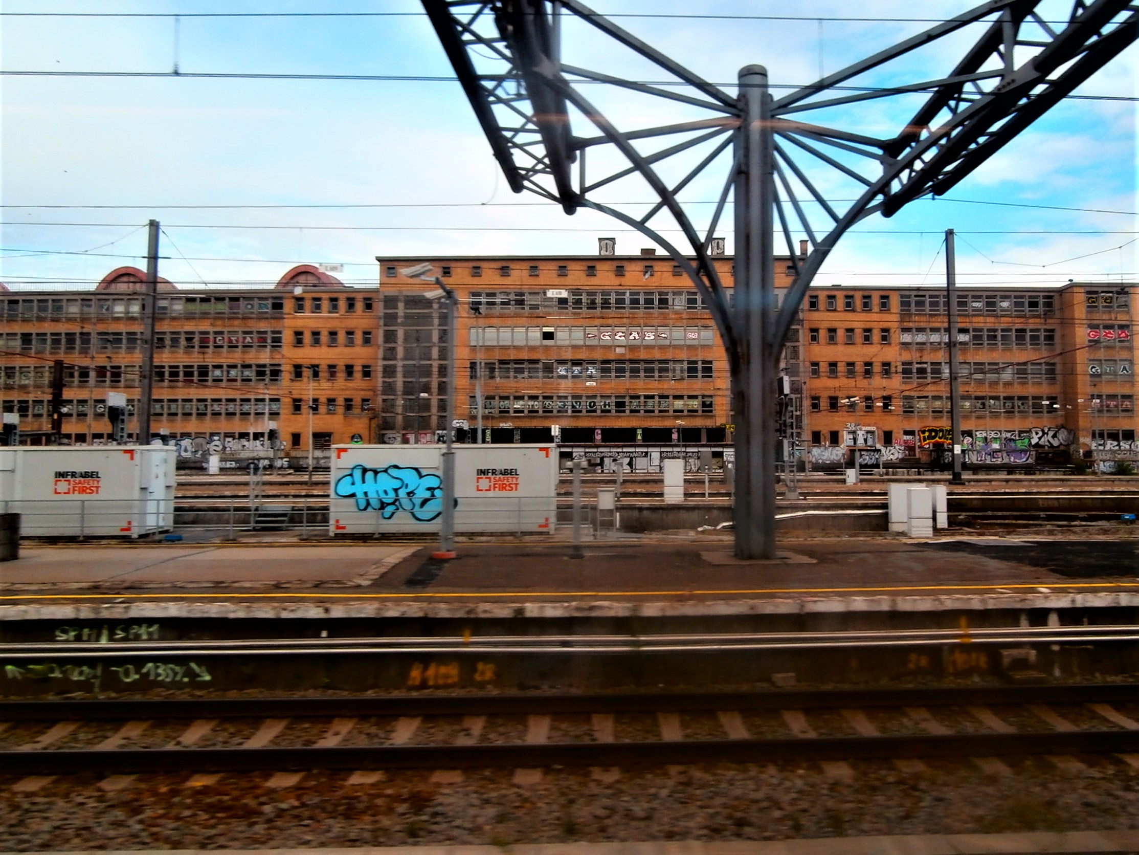 De troosteloze stationsbuurt van Brussel.