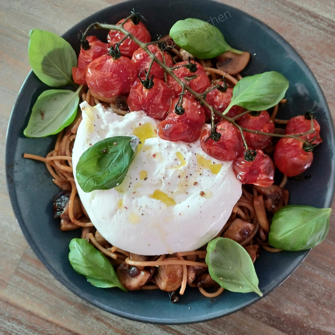 Volkoren spaghetti met burrata, tomaten uit de airfryer en basilicum