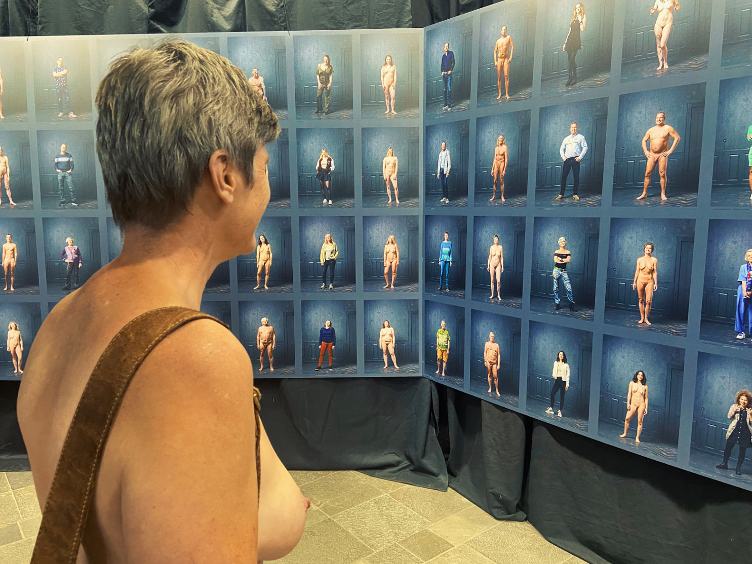 De tentoonstelling ' Naked The Hague' kon je gewoon bloot bezoeken. Heel gewoon . Foto : Jan Vranken