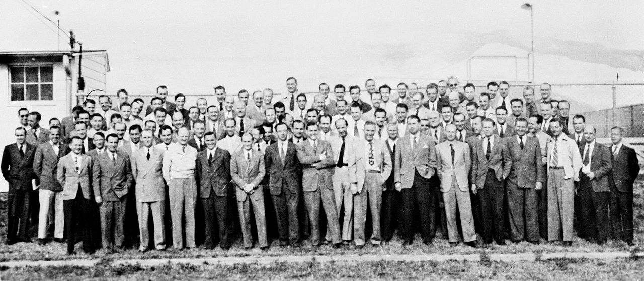 Public Domain : Groep van 104 Duitse wetenschappers in 1946, inclusief Wernher von Braun (1e rij, 7e van rechts) en Arthur Rudolph (1e rij, 4e van links).